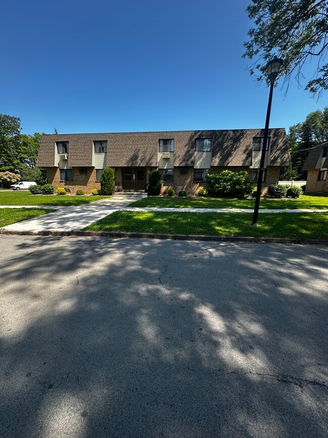 Building Photo - 20 Versailles Rd