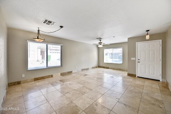 Foto del edificio - 7500 E Deer Valley Rd