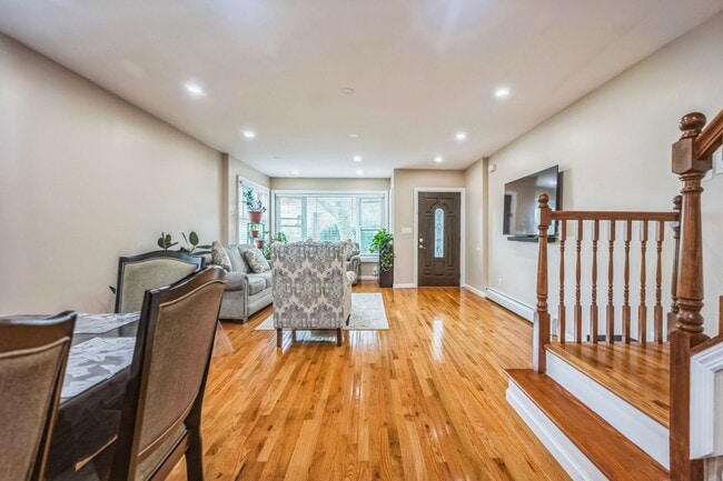 Building Photo - Stunning 3-Bed, 1.5-Bath FULLY RENOVATED S...