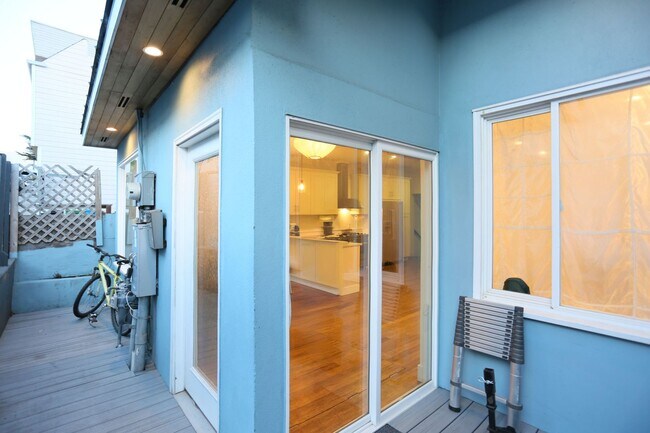 Foto del edificio - Spacious three-story 4BR/3BA single family...