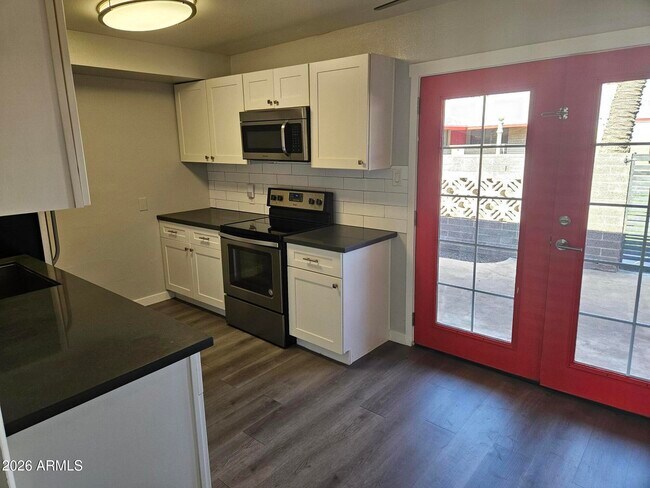 Building Photo - 324 W Pasadena Ave