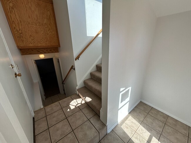 Foto del edificio - 5 Bed 2 Bath Home with 2 Car Attached Garage in Quiet Nice Neighborhood.