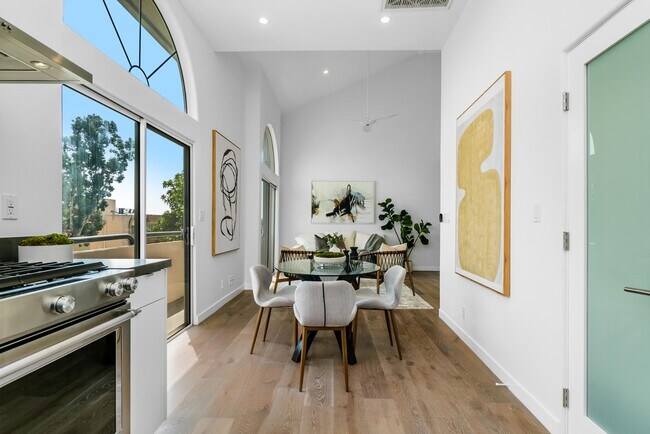 Foto del edificio - 1351 N Curson Ave