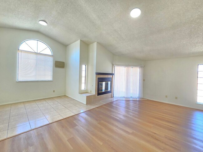 Foto del edificio - 10621 N Loop Blvd