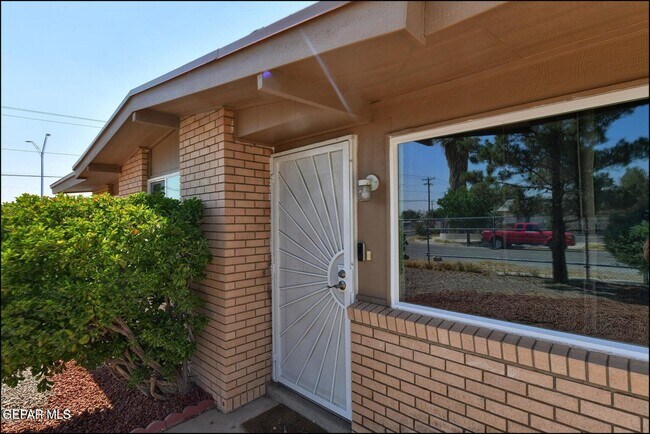 Foto del edificio - 5726 Dearborne Dr