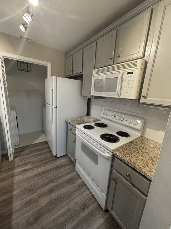 Building Photo - Ground floor 2 bed condo with no neighbors above or below