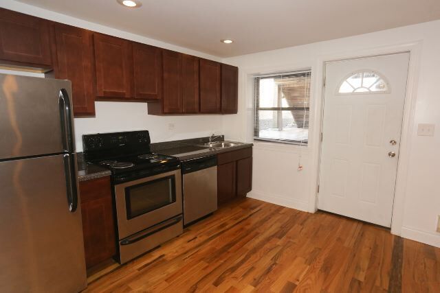 Building Photo - 1120 W Oakdale Ave