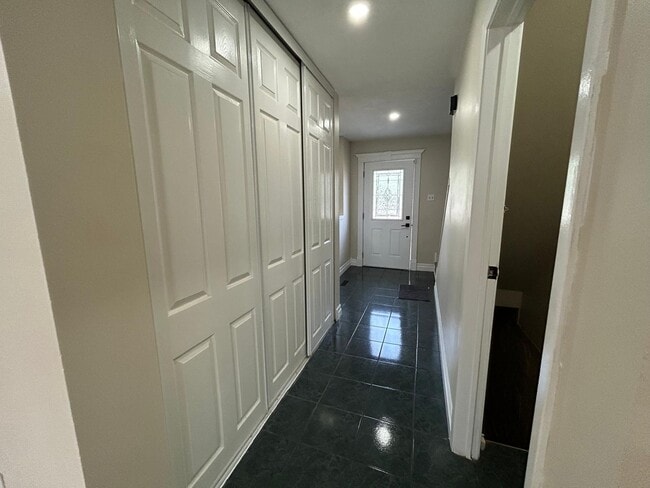 Photo du bâtiment - 81 Hansen Rd N