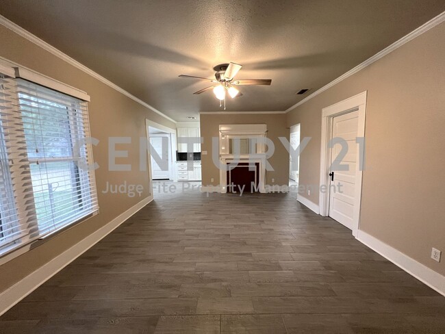 Building Photo - Magnificently Updated 3/2 Nestled on Corne...