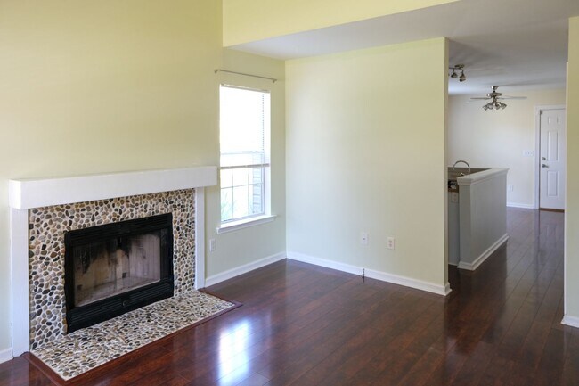 Building Photo - 3 Bedroom, 2 Bath house with fenced yard!