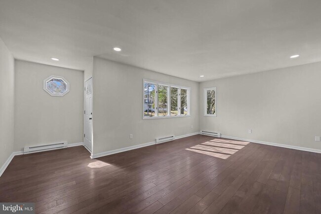 Foto del edificio - 13281 Pine Beach Rd