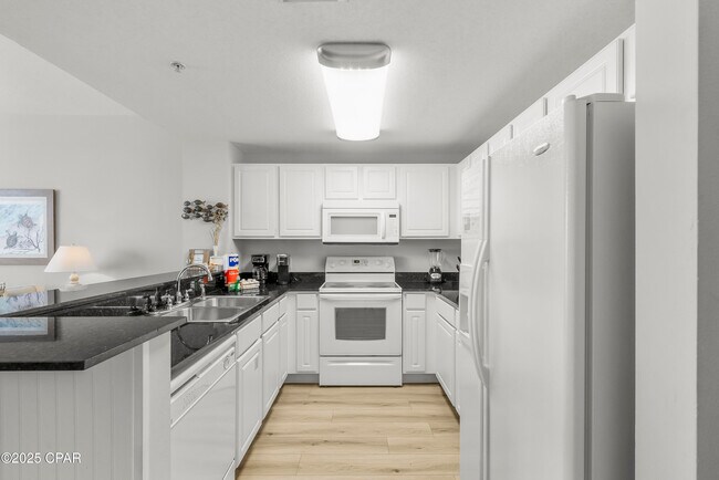 Foto del edificio - 15817 Front Beach Rd