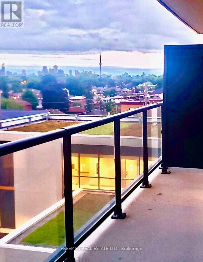 Photo du bâtiment - 1603 Eglinton Ave W