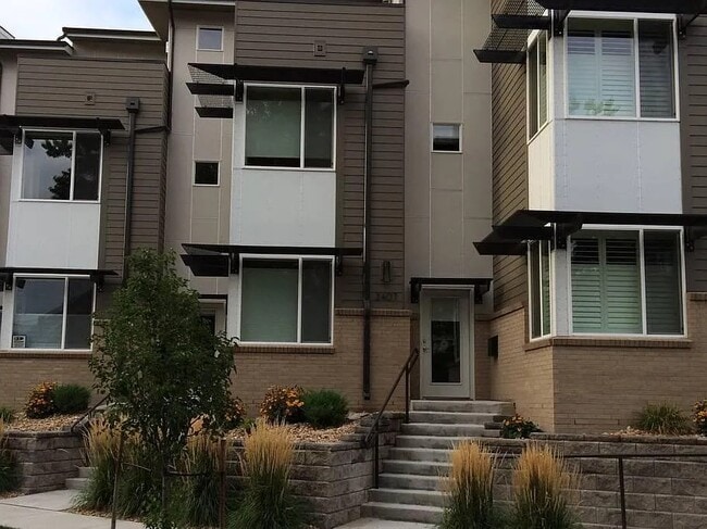 Building Photo - 2407 West Argyle Place