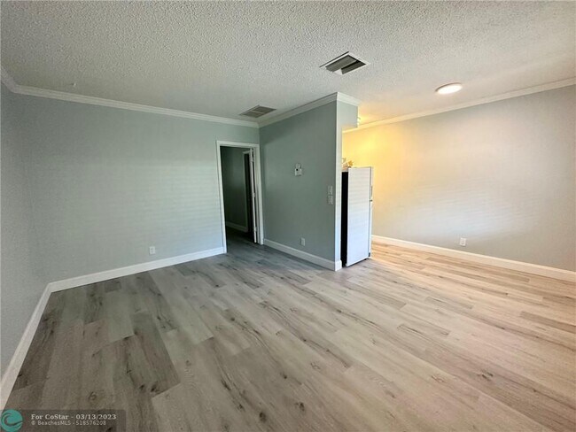 Building Photo - 4616 Poinciana St