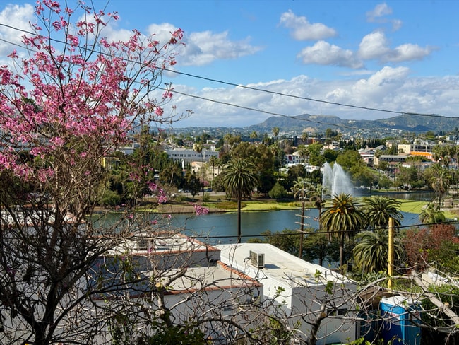 Building Photo - 1086 W Kensington Rd