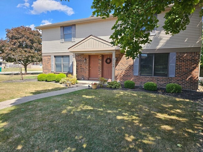 Building Photo - 3BR Townhome – Remodeled Kitchen, Garage, ...