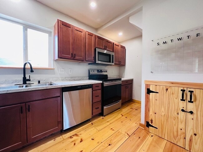 Building Photo - 88 Miller St