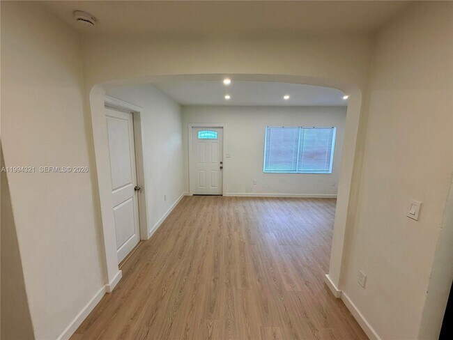 Foto del edificio - 255 NW 32nd St