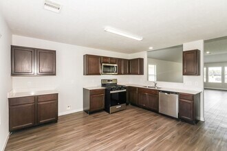 Building Photo - 810 Desoto Dr
