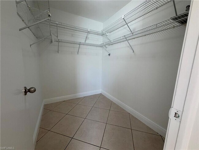 Foto del edificio - 1392 Churchill Cir