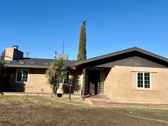 Building Photo - 131 S Lemoore Ave