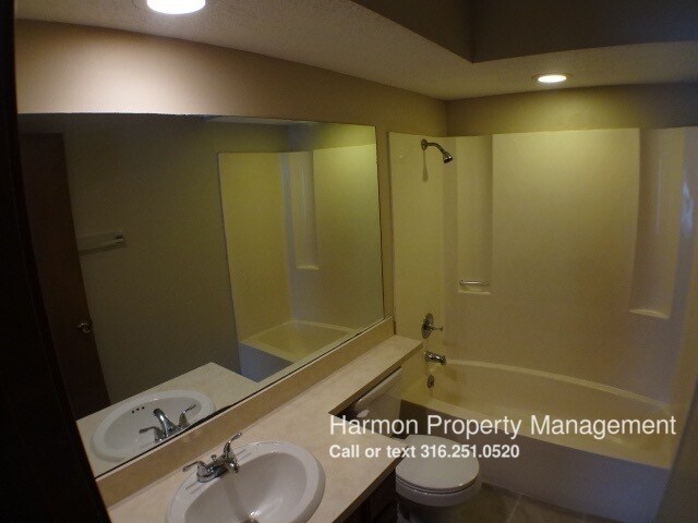 Building Photo - 1203 N Bitting Ave