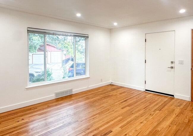 Building Photo - Beautifully Remodeled Duplex in Downtown L...