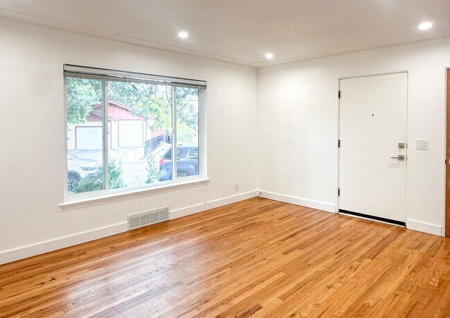 Foto del edificio - Beautifully Remodeled Duplex in Downtown L...