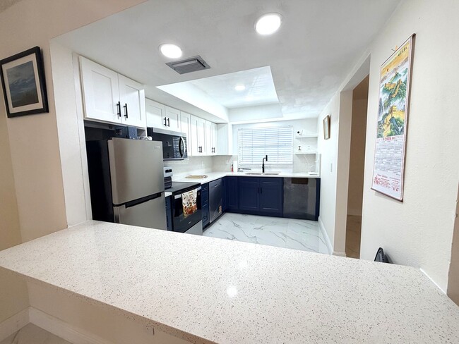Foto del edificio - 2/2 STUNNING SEASONAL RENTAL IN SUNNY N. FT. MYERS, FL