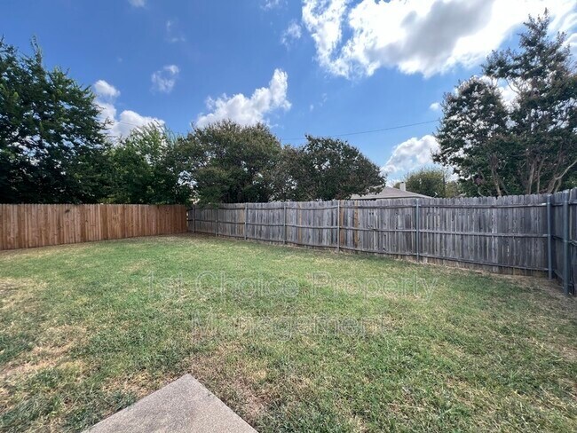 Foto del edificio - 7715 Jennifer Ln