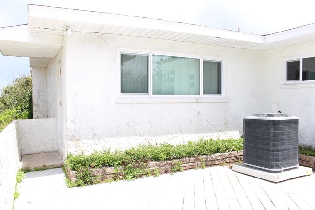 Building Photo - 1215 N Atlantic Ave