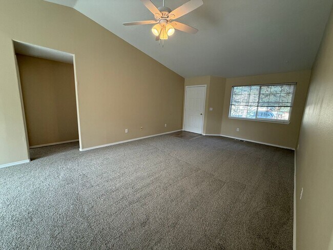 Foto del edificio - 3 Bed/2 Bath Single Level Home with Fenced Backyard