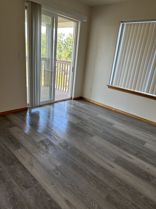 Building Photo - Upper Unit 2 Bedroom 1 Bath