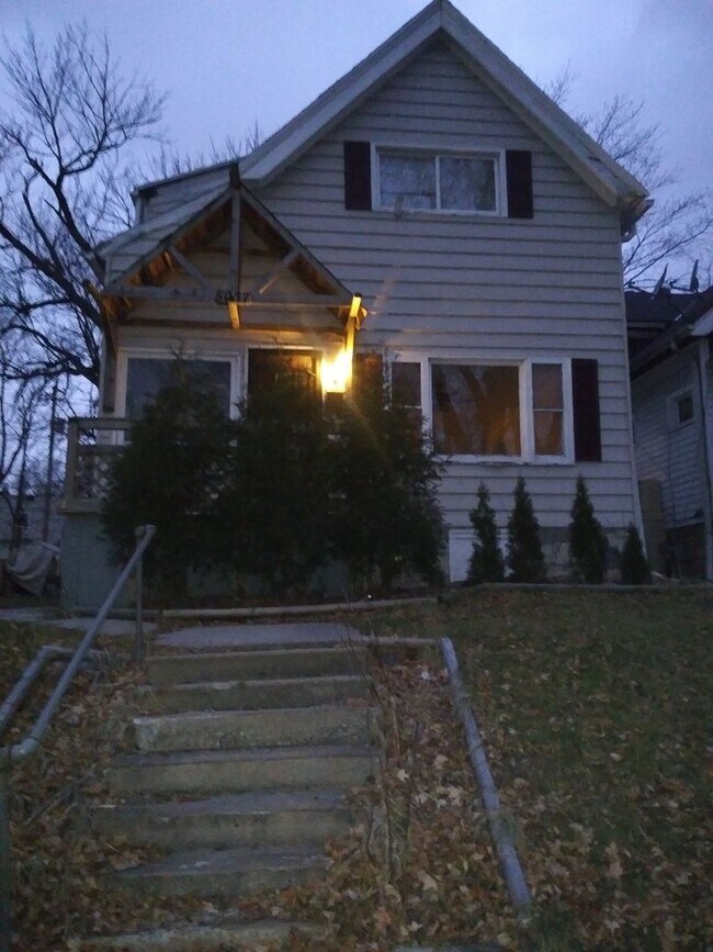 Foto del edificio - 4 Bedroom 1.5 bathroom Single Family Home