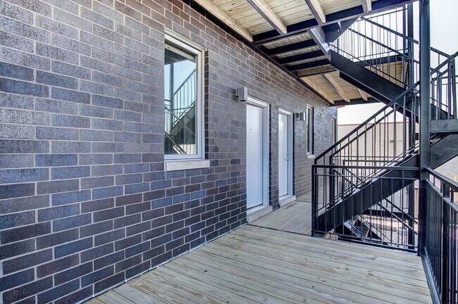 Building Photo - 2532 W Addison St