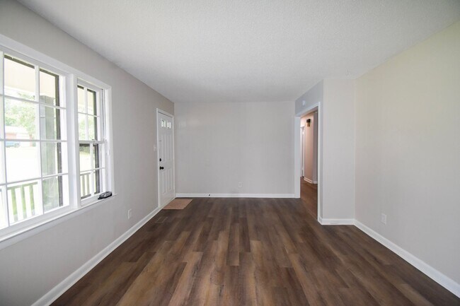 Building Photo - 3 Bedroom 2 Bathroom- No Pets