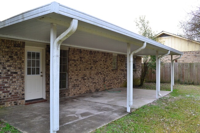 Building Photo - Newly Remodeled home Ready to Move In