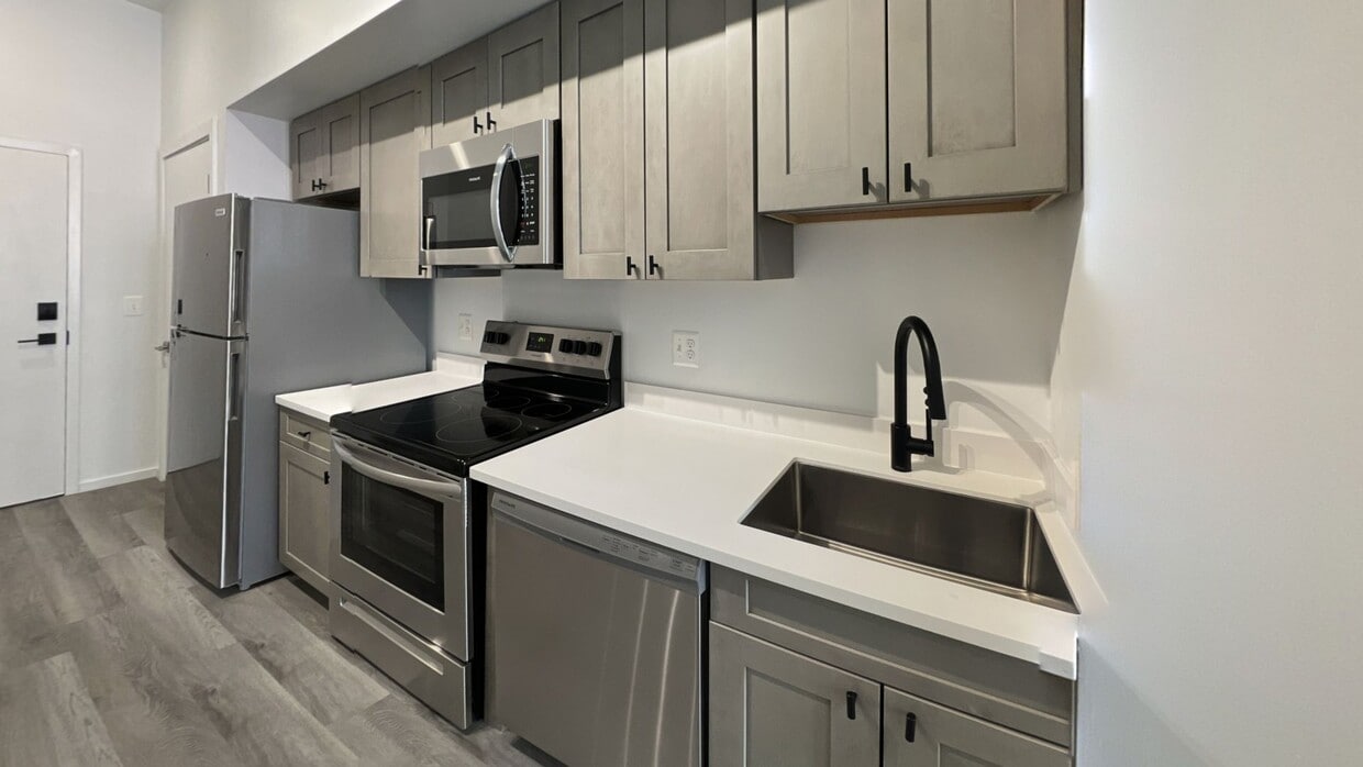 Photo - 725 W Pratt St. Apartments