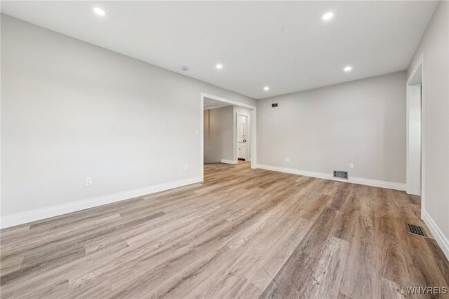 Foto del edificio - 1665 Maple Rd