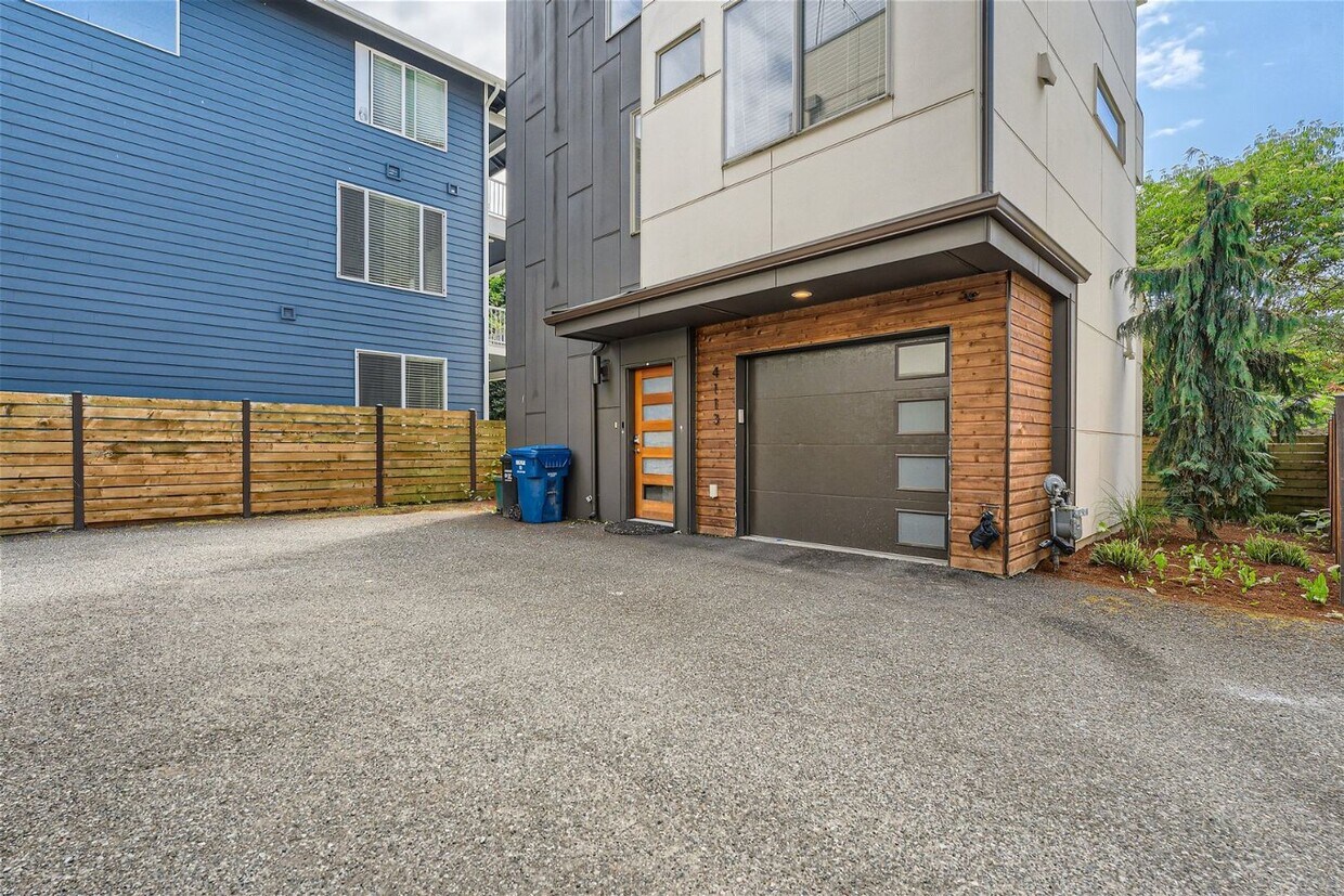 Primary Photo - Modern West Seattle Townhome with Rooftop ...