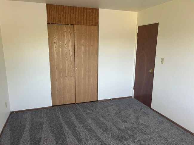 Building Photo - 2 Bedroom Upper with Heat and Water included