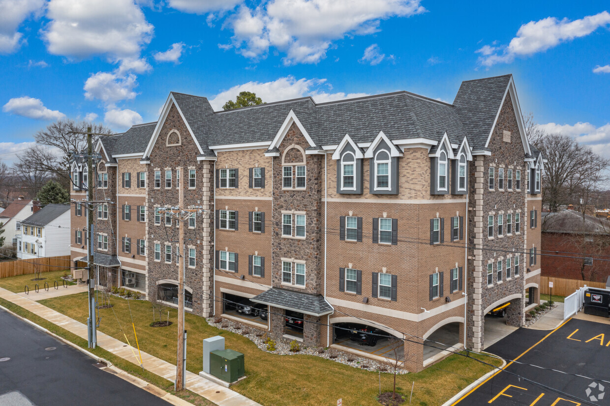 Primary Photo - Heritage Place Apartments