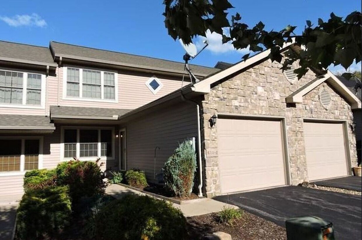 Primary Photo - 3 Bedroom, 2.5 Bath Townhome