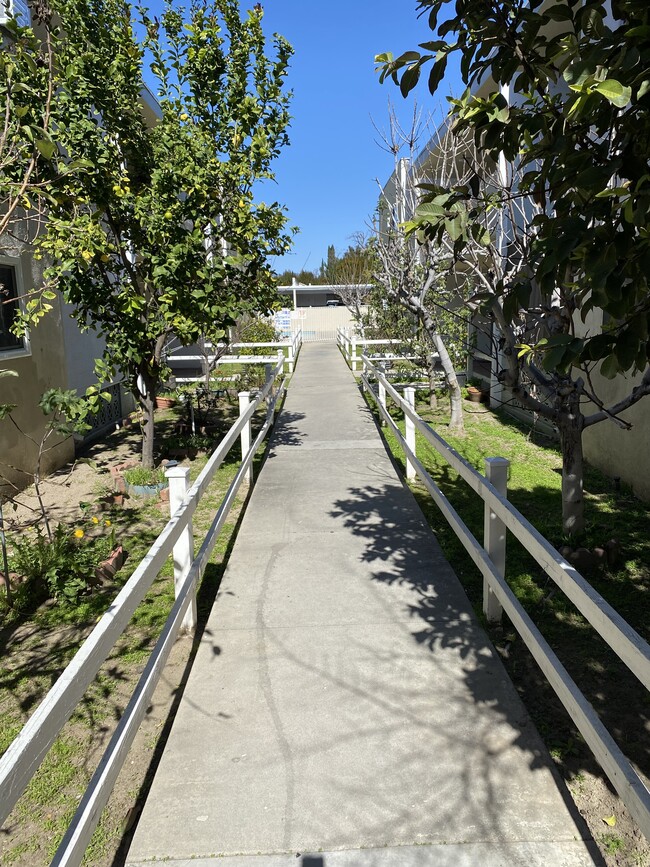 Foto del edificio - 12351 Oxnard St
