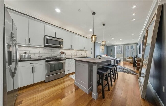 Building Photo - 1901 Victoria Ave