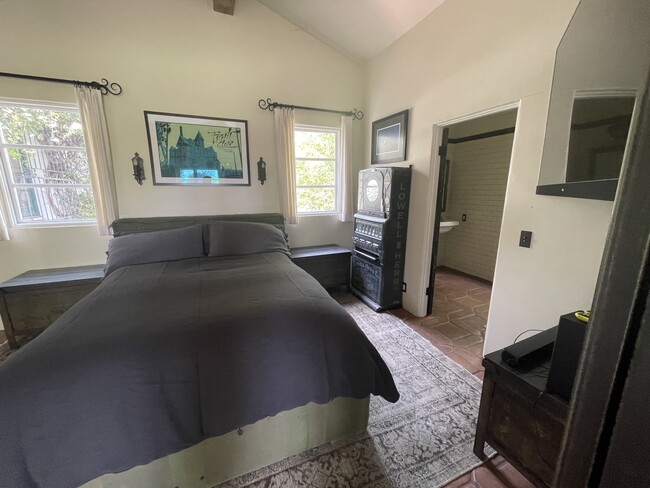 Building Photo - 232 E Los Olivos St