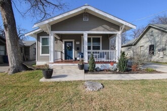 Building Photo - 711 W Lullwood Ave