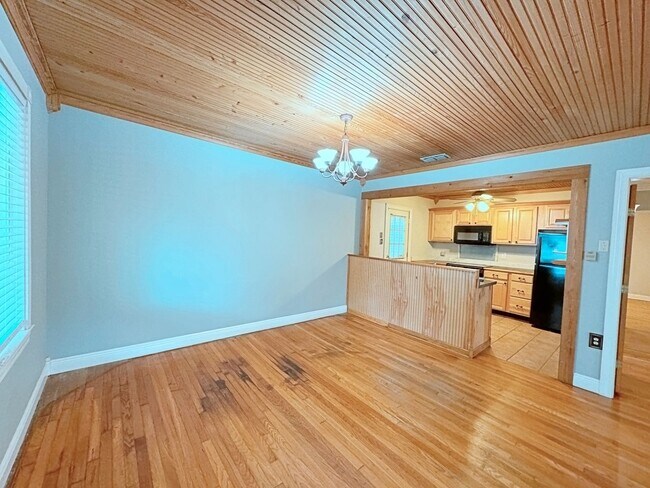 Building Photo - 2 BEDROOM IN THE GARDEN DISTRICT
