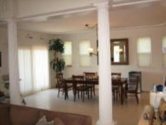 Building Photo - 141 Calabria St